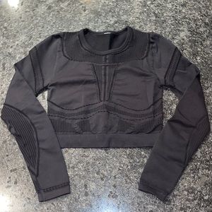 Black cropped workout shirt Size medium